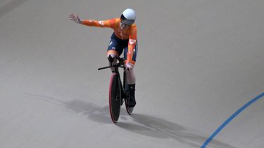 Netherlands' #122 Hetty Van de Wouw celebrates after setting a new world record and winning the women's 1km time trial event final at the 2025 UCI Track World Championships, in the Penalolen Velodrome in Santiago, on October 25, 2025. 
Rodrigo ARANGUA / AFP