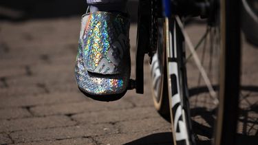 2023-07-14 13:10:40 epa10745538 Close-up on the shoee of Dutch rider Dylan Groenewegen of Team Jayco AlUla prior the 13th stage of the Tour de France 2023, a 138kms race from Chatillon-Sur-Charlaronne to Grand Colombier, France, 14 July 2023.  EPA/CHRISTOPHE PETIT TESSON