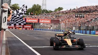 epa12281904 McLaren driver Lando Norris of Britain crosses the finish line first and wins the Formula 1 Hungarian Grand Prix at the Hungaroring racetrack in Mogyorod near Budapest, Hungary, 03 August 2025.  EPA/ANNA SZILAGYI / POOL