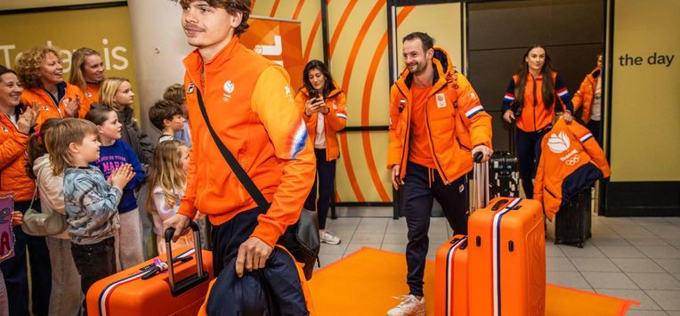 SCHIPHOL - Melle van 't Wout, Itzhak de Laat en Femke Kok van TeamNL worden welkom geheten in de aankomsthal van luchthaven Schiphol na de Olympische Winterspelen van Milaan en Cortina. DINGENA MOL / ANP