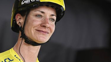 Team Visma | Lease a Bike's Dutch rider Marianne Vos wearing the overall leader's yellow jersey awaits the start of the 5th stage (out of 9) of the fourth edition of the Women's Tour de France cycling race, 165.8 km from Chasseneuil-du-Poitou to Gueret, central France on July 30, 2025. 
JULIEN DE ROSA / AFP