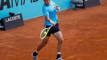 epa12052085 Jan-Lennard Struff of Germany in action against Botic Van de Zandschulp of the Netherlands during their first round match at the Madrid Open tennnis tournament in Madrid, Spain, 24 April 2025.  EPA/JUANJO MARTIN