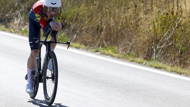 epa13228805 Danish rider Mattias Skjelmose Jensen of Lidl-Trek team in action during the 18th stage of La Vuelta a Espana cycling tour, a 32.1 km individual time trial between Puerto de Santa Maria and Jerez de la Frontera, Spain, 10 September 2026.  EPA/Javier Lizon