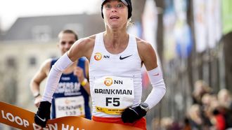 DEN HAAG - Nienke Brinkman komt als eerste binnen tijdens de 47e editie van de CPC Loop. ANP KOEN VAN WEEL