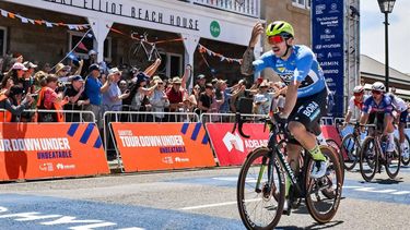 Bora - Hansgrohe rider Sam Welsford celebrates as he crosses the finish line to win the fourth stage of the Tour Down Under cycling race in Adelaide on January 19, 2024. 
Brenton EDWARDS / AFP