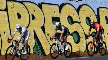 Team UAE's Slovenian rider Tadej Pogacar (L),  Dutch Mathieu Van Der Poel of team Alpecin-Deceuninck (C) and Team Ineos' Italian rider Filippo Ganna prepare to take a turn in la Cipressa downhill during the Milan - Sanremo one-day classic cycling race, on March 22, 2025. 
Marco BERTORELLO / AFP