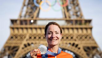 PARIJS - Wielrenner Marianne Vos tijdens de huldiging van haar zilveren medaille na afloop van de wegrace wielrennen vrouwen op de Olympische Spelen. ANP ROBIN VAN LONKHUIJSEN