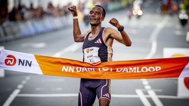 ZAANDAM - Muktar Edris komt als winnaar over de streep bij de 37e editie van de Dam tot Damloop. ANP ROBIN UTRECHT