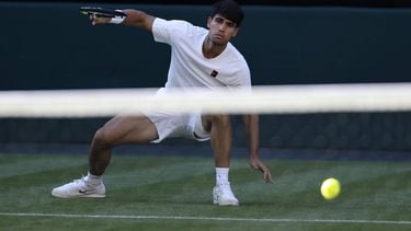 epa12206751 Carlos Alcaraz of Spain in action during the Men's 1st round match against Fabio Fognini of Italy at the Wimbledon Championships, Wimbledon, Britain, 30 June 2025.  EPA/TOLGA AKMEN  EDITORIAL USE ONLY EDITORIAL USE ONLY