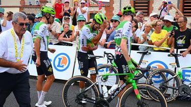 epa13115511 Colombian cyclist Fernando Gaviria (C) of Caja Rural - Seguros RGA reacts after a crash during Stage 12 of the Tour de France, a 179.1 km route from the Nevers Magny Cours Circuit to Chalon-sur-Saone, France, 16 July 2026.  EPA/ETIENNE GARNIER / POOL