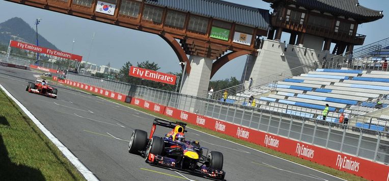 Red Bull driver Sebastian Vettel of Germany (R) drives his car ahead of Ferrari driver Fernando Alonso of Spain (L) during the third practice session of the Formula One Korean Grand Prix at the Korea International Circuit in Yeongam on October 5, 2013.  AFP PHOTO / JUNG YEON-JE
JUNG YEON-JE / AFP