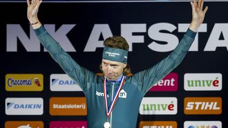 HEERENVEEN - Jorrit Bergsma tijdens de huldiging van de 10.000 meter voor mannen tijdens de slotdag van het NK Afstanden in Thialf. De olympische winter werd afgetrapt met het driedaagse schaatstoernooi. ANP VINCENT JANNINK