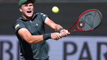 epa11954365 Jenson Brooksby of the USA in action against Jack Draper of Great Britain during the men’s third round match of the BNP Paribas Open tennis tournament in Indian Wells, California, USA, 10 March 2025.  EPA/JOHN G. MABANGLO