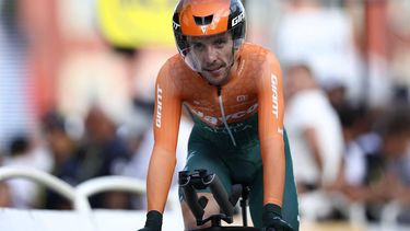 Team Jayco AlUla team's British rider Simon Yates crosses the finish line of the 21st and final stage of the 111th edition of the Tour de France cycling race, a 33,7 km individual time-trial between Monaco and Nice on the French Riviera, on July 21, 2024. 
Anne-Christine POUJOULAT / AFP