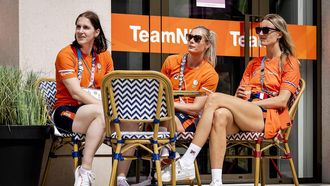 PARIJS - Handbalsters Laura van der Heijden, Nathalie Hendrikse en Kelly Dulfer in het olympisch dorp van Parijs voorafgaand aan het begin van de Spelen. Het olympisch dorp is 52 hectare groot en wordt na de Spelen getransformeerd tot een milieuvriendelijke wijk voor 6000 inwoners met twee scholen, een hotel, een openbaar park, winkels en kantoren. Op het hoogtepunt verblijven er bijna 14.500 mensen in het dorp, onder wie 9000 atleten uit meer dan 200 landen. ANP REMKO DE WAAL