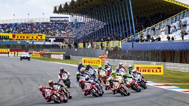 ASSEN - Coureur Nicolo Bulega (nr 11) wint alweer de race op zijn Ducati Panigale V4R  tijdens de WK Superbike op het TT Circuit van Assen. World SBK. Race 2 WSBK.   MARCEL J. DE JONG / ANP