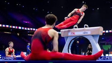 ROTTERDAM - Sergey Naidin, Arseniy Dukhno en Daniel Marinov van Rusland tijdens een training voor de WK turnen in Ahoy Rotterdam. De internationale gymnastiekfederatie hief eerder dit jaar de schorsing van Rusland om de agressie tegen Oekraïne op, maar de regels van de Europese Unie en Nederland vereisen dat Rusland niet onder de eigen vlag kan meedoen. Het land acteert om die reden onder de naam World Gymnastics 2. IRIS VAN DEN BROEK / ANP