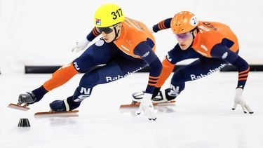 HEERENVEEN - Bram Steenaart, Daan Kos (l-r) tijdens de heats 500 meter op de Dutch Open Shorttrack in IJsstadion Thialf. De nationale shorttracktop strijdt in deze eerste internationale krachtmeting om te bepalen welke rijders Nederland gaan vertegenwoordigen bij de eerste twee ISU World Tour-wedstrijden. ANP VINCENT JANNINK