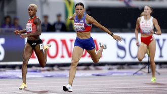 epa12387286 Sydney McLaughlin-Levrone (C) of the USA wins the Women's 400m final at the World Athletics Championships 2025 in Tokyo, Japan, 18 September 2025.  EPA/KIYOSHI OTA