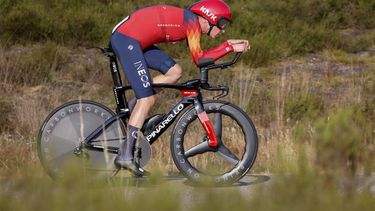 ELSPEET - Wielrenner Thymen Arensman tijdens het Nederlands kampioenschap tijdrijden. De renners reden tussen de weilanden en bospaden van de Veluwe twee ronden van circa 20 kilometer. ANP BAS CZERWINSKI