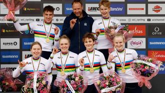 2023-02-03 13:43:38 HOOGERHEIDE - Team Nederland viert de overwinning op het podium met op plaats twee GB en op plaats drie Belgie tijdens het onderdeel team relay van het WK veldrijden. ANP BAS CZERWINSKI