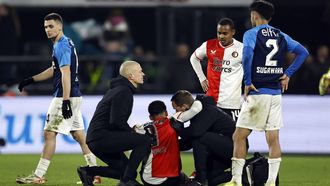 ROTTERDAM - Quinten Timber of Feyenoord zit geblesseerd op het veld tijdens de Kwartfinale KNVB Beker wedstrijd tussen Feyenoord en AZ Alkmaar in Feyenoord Stadion de Kuip op 7 februari 2024 in Rotterdam, Nederland. ANP MAURICE VAN STEEN