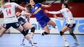 epa11763334 Larissa Nuesser of the Netherlands (L) in action against Stine Ruscetta Skogrand of Norway (R) during the EHF Women's EURO 2024 main round handball match between Netherlands and Norway, in Vienna, Austria, 07 December 2024.  EPA/CHRISTIAN BRUNA