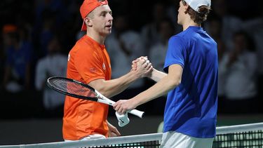 2023-11-23 14:56:01 Italy's Jannik Sinner (R) shakes hands with Netherlands' Tallon Griekspoor after winning the fourth men's single quarter-final tennis match between Italy and Netherlands of the Davis Cup tennis tournament at the Martin Carpena sportshall, in Malaga on November 23, 2023. 
LLUIS GENE / AFP
