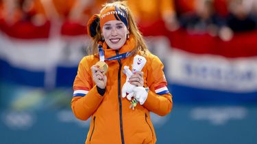 MILAAN - Antoinette Rijpma de Jong tijdens de medailleceremonie van de 1500 meter bij het langebaanschaatsen in het Milano Speed Skating Stadium op de Olympische Winterspelen van Milaan. IRIS VAN DEN BROEK / ANP