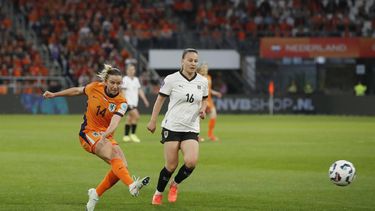 ALMELO - (l-r) Jackie Groenen of Nederland  scoort de 1-0,. Annabel Schasching of Oostenrijk tijdens de UEFA Nations League vrouwen wedstrijd tussen Nederland (v) en Oostenrijk (v) in het Erve Asito stadion op 4 april 2025 in Almelo, Nederland. ANP BART STOUTJESDIJK