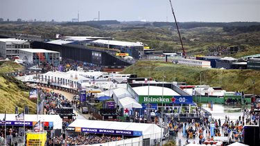 2023-08-26 10:45:58 ZANDVOORT - Bezoekers komen aan op het circuit van Zandvoort voorafgaand aan de kwalificaties van de F1 Grand Prix van Nederland. ANP RAMON VAN FLYMEN