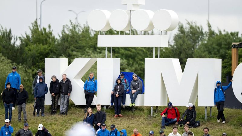 BADHOEVEDORP - Publiek op de slotdag van het KLM Open golftoernooi bij golfclub The International. ANP SANDER KONING