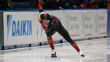 epa11019854 Laurent Dubreuil of Canada in action during the men's 500 m race of the ISU Speed Skating World Cup in Tomaszow Mazowiecki, central Poland, 09 December 2023.  EPA/Grzegorz Michalowski POLAND OUT