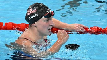 US' Katie Ledecky celebrates after winning the final of the women's 1500m freestyle swimming event during the Paris 2024 Olympic Games at the Paris La Defense Arena in Nanterre, west of Paris, on July 31, 2024. 
SEBASTIEN BOZON / AFP