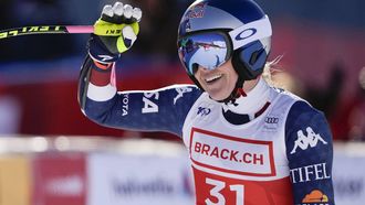 epa11788013 Lindsey Vonn of USA smiles in the finish area during the Women's Super-G race at FIS Alpine Skiing World Cup event in St. Moritz, Switzerland, 21 December 2024.  EPA/TIL BUERGY