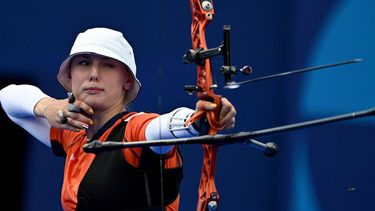 Netherlands' Quinty Roeffen competes in the archery women's individual elimination round during the Paris 2024 Olympic Games at the Esplanade des Invalides in Paris on July 31, 2024. 
Punit PARANJPE / AFP