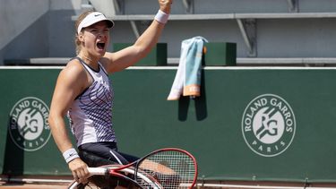 Netherland's Diede de Groot celebrates her victory over Japan's Yui Kamiji during their women's wheelchair final match on day fourteen of the Roland-Garros Open tennis tournament in Paris on June 10, 2023. 
Sébastien BERDA / AFP