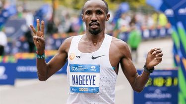 2022-11-06 12:16:31 epa10290880 Abdi Nageeye of the Netherlands crosses the finish line in third place in the New York City marathon in New York, New York, USA, 06 November 2022.  EPA/JUSTIN LANE