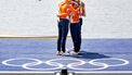PARIJS - Marloes Oldenburg, Hermijntje Drenth, Tinka Offereins en Benthe Boonstra van de vrouwen vier tijdens de huldiging van hun gouden medaille na afloop van de finale op het olympisch roeitoernooi tijdens de zomerspelen in de Franse hoofdstad. ANP KOEN VAN WEEL