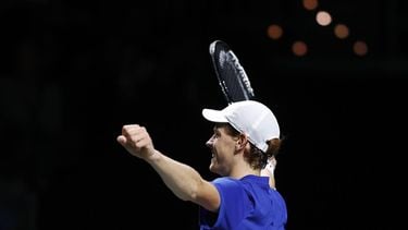epa10996851 Italian player Jannick Sinner celebrates his victory against Australian tennis player Alex de Minaur following their 2023 Davis Cup Final 8 finals Italy vs Australia in Malaga, Spain, 26 November 2023.  EPA/Jorge Zapata