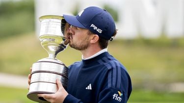 BADHOEVEDORP - De Schot Connor Syme is de winnaar van de 105e editie van het KLM Open golftoernooi en kust zijn trofee bij golfclub The International. ANP SANDER KONING