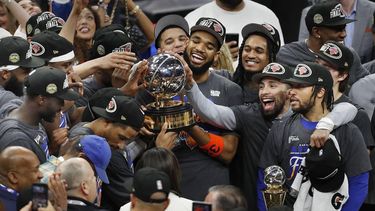 epa12994121 New York Knicks players celebrate with the NBA Eastern Conference championship trophy after winning Game 4 of the NBA East Conference Finals between the Cleveland Cavaliers and the New York Knicks in Cleveland, Ohio, USA, 25 May 2026.  EPA/DAVID MAXWELL SHUTTERSTOCK OUT