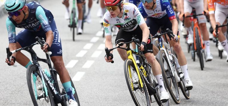 Team Visma-Lease a bike's Danish rider Jonas Vingegaard (C) competes during the seventh and last stage of the 2026 'Volta a Catalunya' cycling tour of Catalonia, a 95,1 km race between Barcelona and Barcelona, on March 29, 2026. 
Josep LAGO / AFP