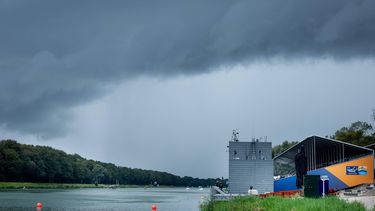 AMSTERDAM - Onweerswolken boven de Bosbaan op de vijfde dag van de wereldkampioenschappen roeien in het Amsterdamse Bos. IRIS VAN DEN BROEK / ANP