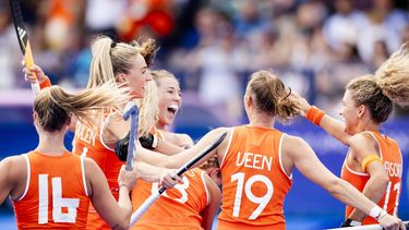 PARIJS - Nederlandse hockeysters vieren de goal van Yibbi Jansen tijdens de halve finale hockey tegen Argentinië, op de Olympische Spelen. ANP ROBIN VAN LONKHUIJSEN