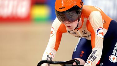 epa10784210 Kyra Lamberink of the Netherlands in action in the Women Elite 500m Time Trial qualification at the UCI Cycling World Championships 2023 in Glasgow, Britain, 04 August 2023.  EPA/ADAM VAUGHAN