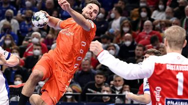 2022-01-16 22:08:59 epa09689970 Dani Baijens (L) of the Netherlands tries to score against goalie Bjorgvin Pall Gustavsson of Iceland during the Mens' Handball European Championship peliminary round Group B match Iceland vs. Netherlands at MVM Dome in Budapest, Hungary, 16 January 2022.  EPA/Tamas Kovacs HUNGARY OUT