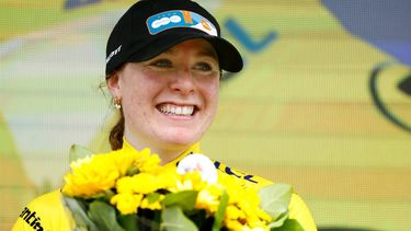 ROTTERDAM - Charlotte Kool viert haar overwinning op het podium tijdens de tweede etappe van de Tour de France Femmes, de Ronde van Frankrijk voor vrouwen, van Dordrecht naar Rotterdam. De meerdaagse wielerronde behoort tot de UCI Women's WorldTour en duurt tot en met 18 augustus. ANP BAS CZERWINSKI