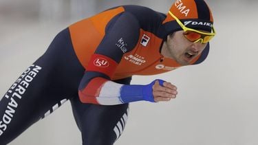 epa11121003 Kai Verbij of the Netherlands competes during the Men's 1000 meters race at the ISU Speed Skating World Cup in Quebec City, Quebec, Canada, 02 February 2024.  EPA/CJ GUNTHER