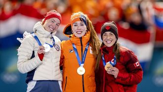 MILAAN - Ragne Wiklund uit Noorwegen, Antoinette Rijpma de Jong en Valerie Maltais uit Canada tijdens de medailleceremonie van de 1500 meter bij het langebaanschaatsen in het Milano Speed Skating Stadium op de Olympische Winterspelen van Milaan. IRIS VAN DEN BROEK / ANP